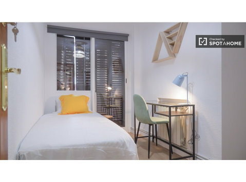 Rooms for rent in 3-bedroom apartment in Villaverde, Madrid - Te Huur