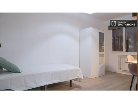 Rooms for rent in 3-bedroom apartment in Villaverde, Madrid - Cho thuê