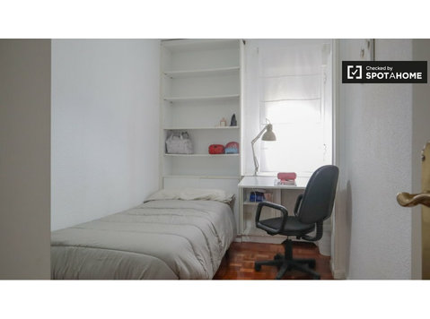 Fontarrón, Madrid'de 4 yatak odalı dairede kiralık odalar - Kiralık