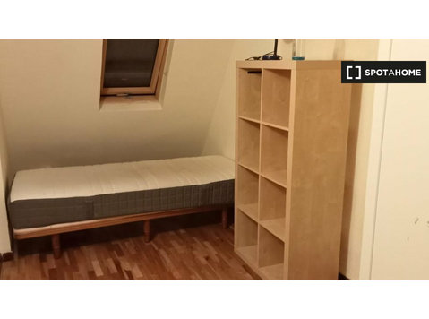 Rooms for rent in 4-bedroom apartment in Las Rozas - Под наем