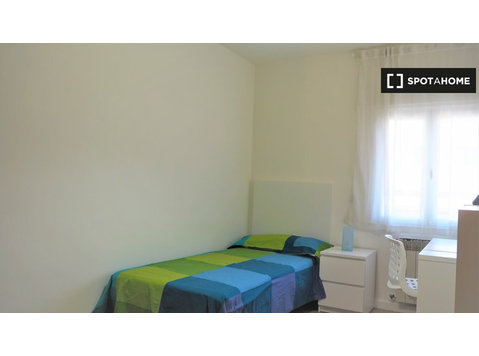 Chambres à louer dans un appartement de 4 chambres à Madrid - À louer