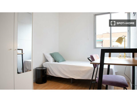 Pokoje do wynajęcia w 4-pokojowym mieszkaniu w Madrycie - Do wynajęcia