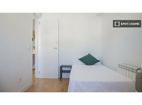 Rooms for rent in 4-bedroom apartment in Madrid - Под Кирија