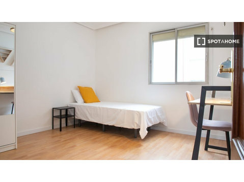 Habitaciones en apartamento de 4 habitaciones en Madrid - Alquiler