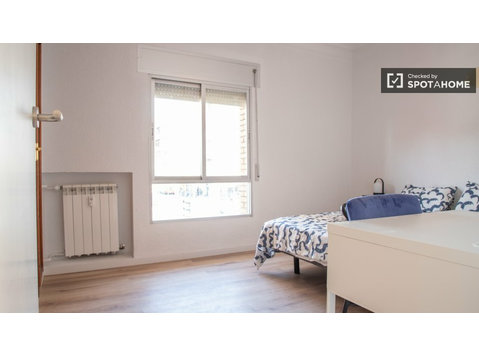 Pokoje do wynajęcia w 4-pokojowym mieszkaniu w Madrycie - Do wynajęcia
