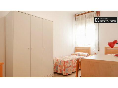 Habitaciones en apartamento de 4 habitaciones en Madrid - Alquiler