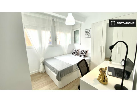 Rooms for rent in 4-bedroom apartment in Móstoles, Madrid - เพื่อให้เช่า