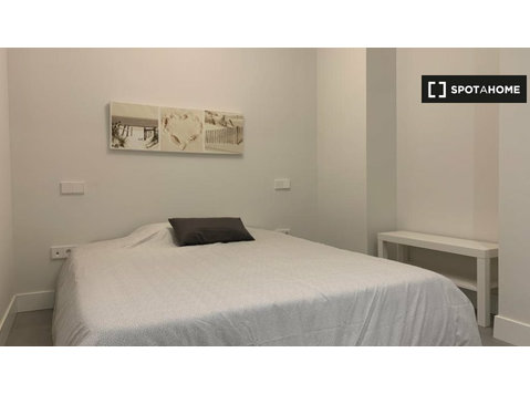 Madrid, Justicia 5 yatak odalı dairede kiralık odalar - Kiralık