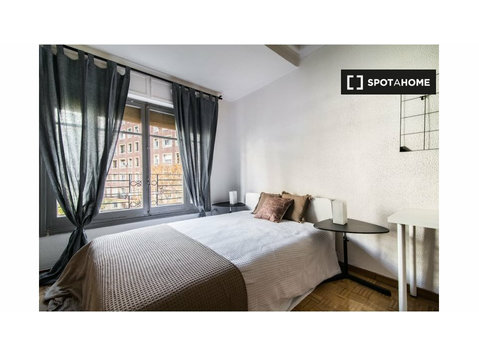 Madrid'de 5 yatak odalı daire içinde kira için oda - Kiralık