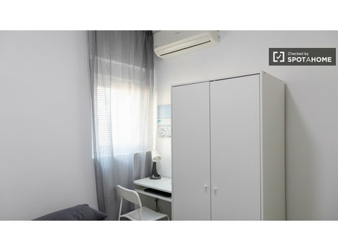 Zimmer zu vermieten in 5-Zimmer-Wohnung in Madrid - Zu Vermieten