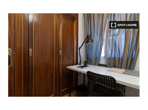 Zimmer zur Miete in 5-Zimmer-Wohnung in Pacífico, Madrid - Zu Vermieten