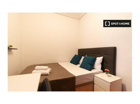 Chambres à louer à 5-chambre appartement à Pacífico, Madrid - À louer