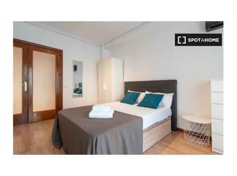 Rooms for rent in 5-bedroom apartment in Pacífico, Madrid - Annan üürile