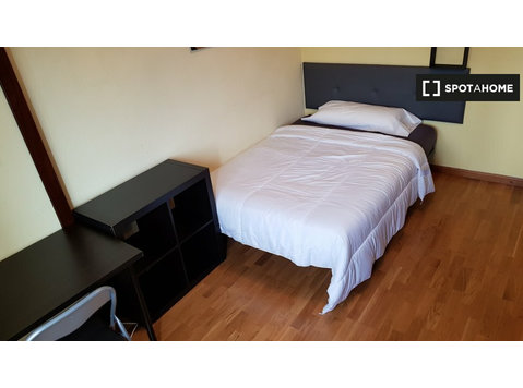 Zimmer zu vermieten in 6-Zimmer-Wohnung in Alcala De Henares - Zu Vermieten