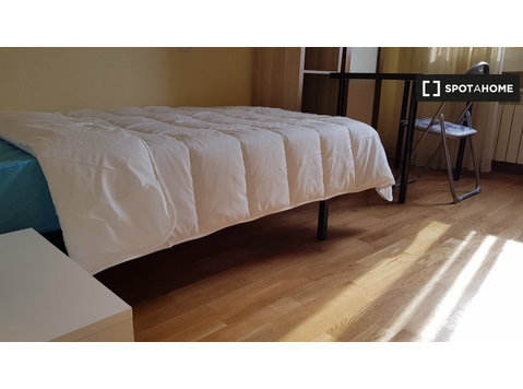 Rooms for rent in 6-bedroom apartment in Alcala De Henares - 空室あり