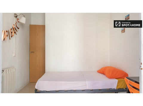 Rooms for rent in 6-bedroom apartment in Madrid - Под наем