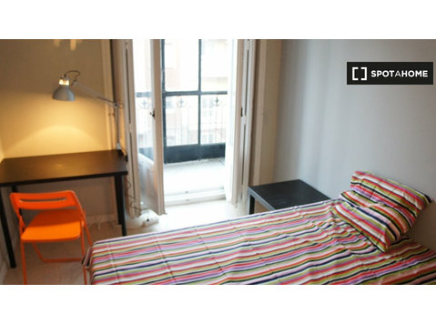 Rooms for rent in 6-bedroom apartment in Madrid - Kiralık
