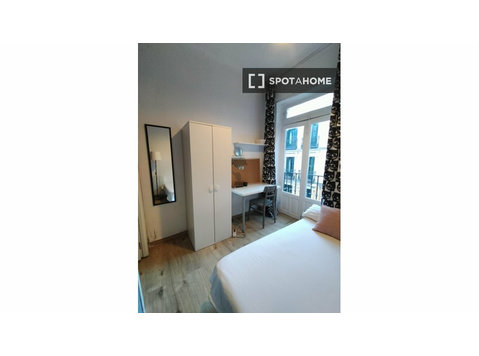 Chambres à louer dans un appartement de 6 chambres à Madrid - À louer