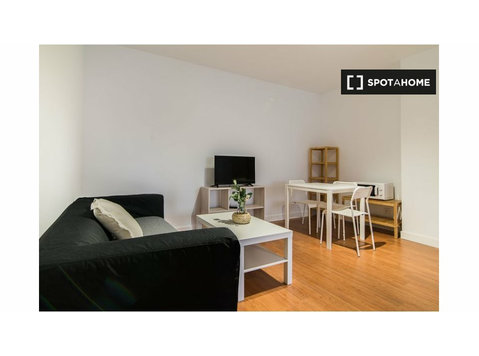 Zimmer zu vermieten in 6-Zimmer-Wohnung in Pacífico, Madrid - Zu Vermieten