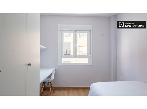 Alquiler de habitaciones en piso de 8 habitaciones en Getafe - Alquiler