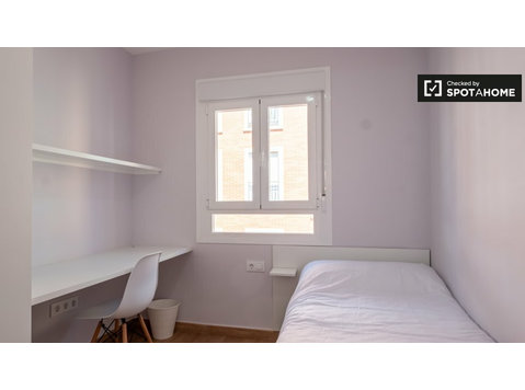 Stanze in affitto in appartamento con 8 camere da letto a… - In Affitto