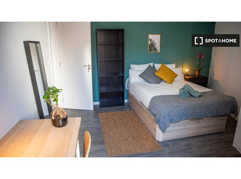 Rooms for rent in 8-bedroom apartment in La Latina, Madrid - Za iznajmljivanje