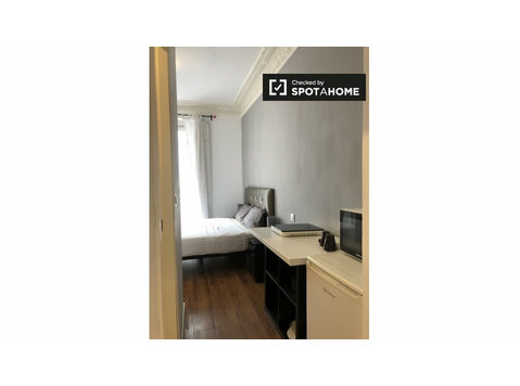 Chambres à louer dans un appartement de 8 chambres à Madrid - À louer