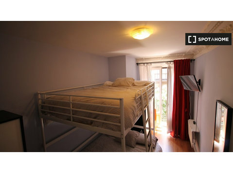 Madrid'de 8 yatak odalı daire içinde kira için oda - Kiralık