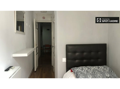 Rooms for rent in 8-bedroom apartment in Madrid - השכרה