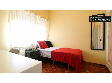Plaza de Castilla 8 yatak odalı daire Kiralık Odalar - Kiralık