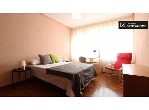 Camere in affitto in 8 camere da letto a Plaza de Castilla - In Affitto