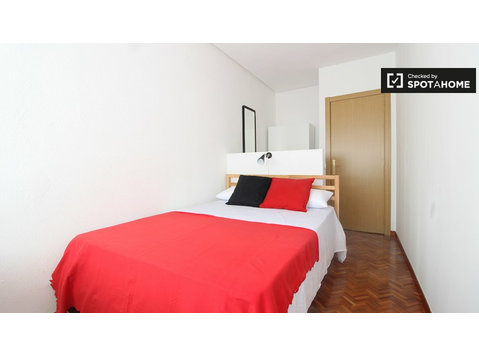 Zimmer zu vermieten in 8-Zimmer-Wohnung in Plaza de Castilla - Zu Vermieten