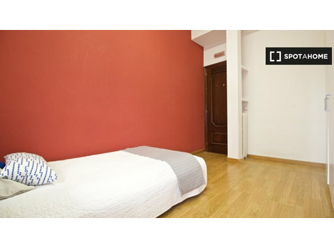 Stanze in affitto in appartamento con 9 camere da letto ad… - In Affitto