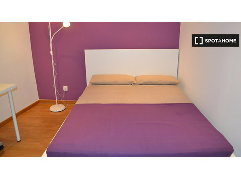 Rooms for rent in 9-bedroom apartment in Almagro, Madrid - K pronájmu