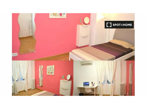 Rooms for rent in 9-bedroom apartment in Almagro, Madrid - Te Huur