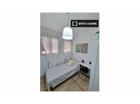 Chambres à louer dans un appartement de 9 chambres à Madrid - À louer
