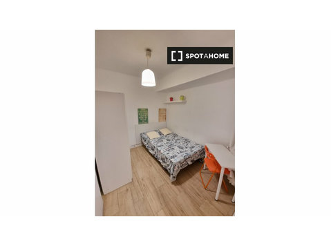 Pokoje do wynajęcia w mieszkaniu z 9 sypialniami w Madrycie - Do wynajęcia
