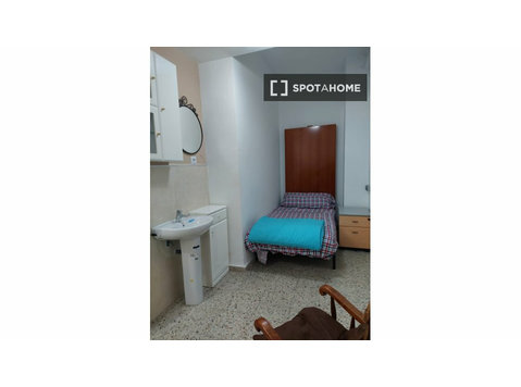 Chambres à louer dans un appartement de 9 chambres à Madrid - À louer