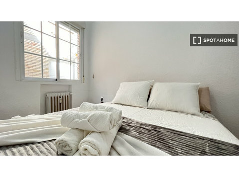 Chambres à louer dans un appartement de 3 chambres à Madrid - À louer