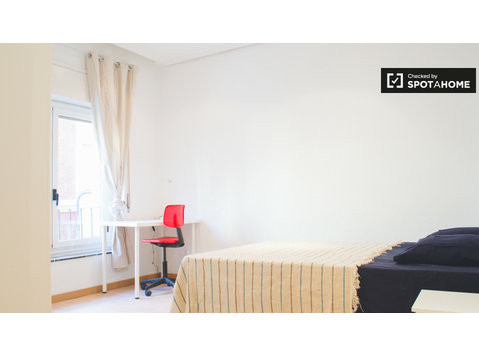 Chambres à louer dans un appartement de 5 chambres à Madrid… - À louer
