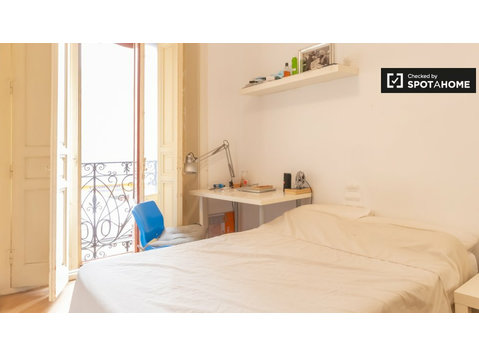Chambres à louer dans confortable appartement de 7 chambres… - À louer
