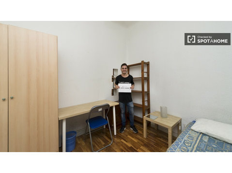 Malasaña'da ortak bir dairede kiralık odalar - Öğrenciler - Kiralık