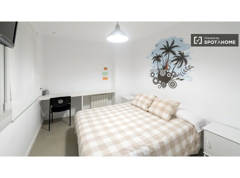 Rooms for rent in shared apartment in Puerta del Sol, Madrid - Til leje