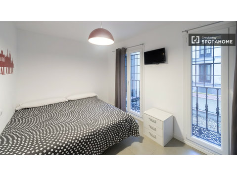 Rooms for rent in shared apartment in Puerta del Sol, Madrid - De inchiriat