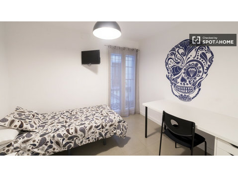 Rooms for rent in shared apartment in Puerta del Sol, Madrid - Под наем