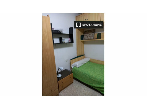 Rooms for women for rent in 3-bedroom apartment in Getafe - For Rent