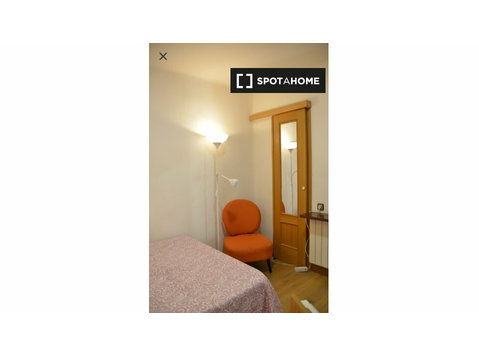 Rooms for women  in 4-bedroom apartment in Carabanchel - Ενοικίαση