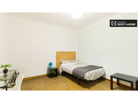 Share a 9-bedroom apartment in Puerta del Sol, Madrid - Na prenájom
