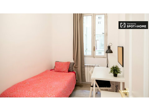 Single room in 8-bedroom apartment in Moncloa, Madrid - Vuokralle