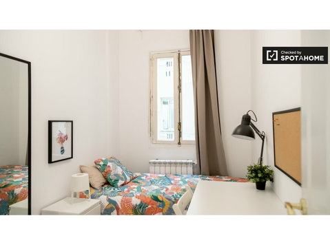 Pokój jednoosobowy w 8-pokojowym mieszkaniu w Moncloa w… - Do wynajęcia